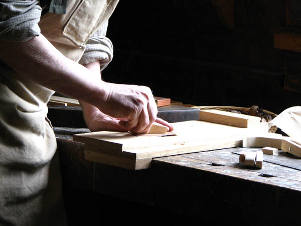 Nacemos de la influencia y formación  heredada en el sector de la <strong>carpintería de madera y ebanistería  en Siruela.</strong>